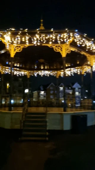 ✨ Eastleigh is shining bright this festive season 🌟

#ChristmasLights #FestiveVibes #EastleighLights #HampshireLife #LoveEastleigh #eastbrookehomes