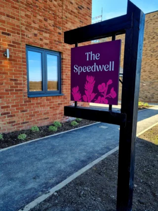 We've been at The Lower Acre today with @appletons_ installing some new signs ➡️🏡

Want to see more behind-the-scenes progress? Tap follow to stay updated 📲

#NewHomesUK #NewHomes #HortonHeath #TheLowerAcre #eastbrookehomes
